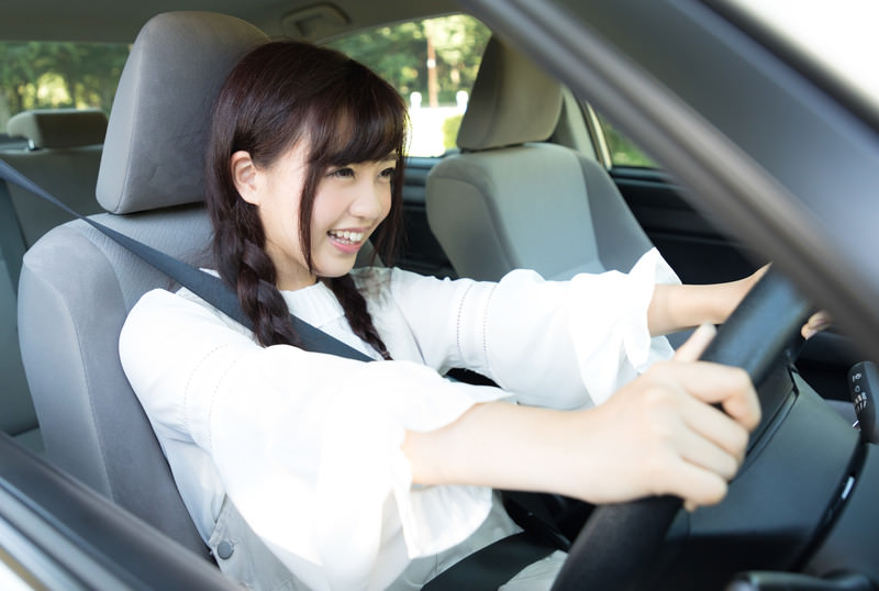 車を運転する女性